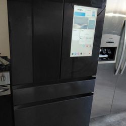 Un Refrijerador De Pantalla Cuatro Puertas  SanNsuG  Tres Meses De Garantia Se Yeva Adomisilio El Mismo Dia 