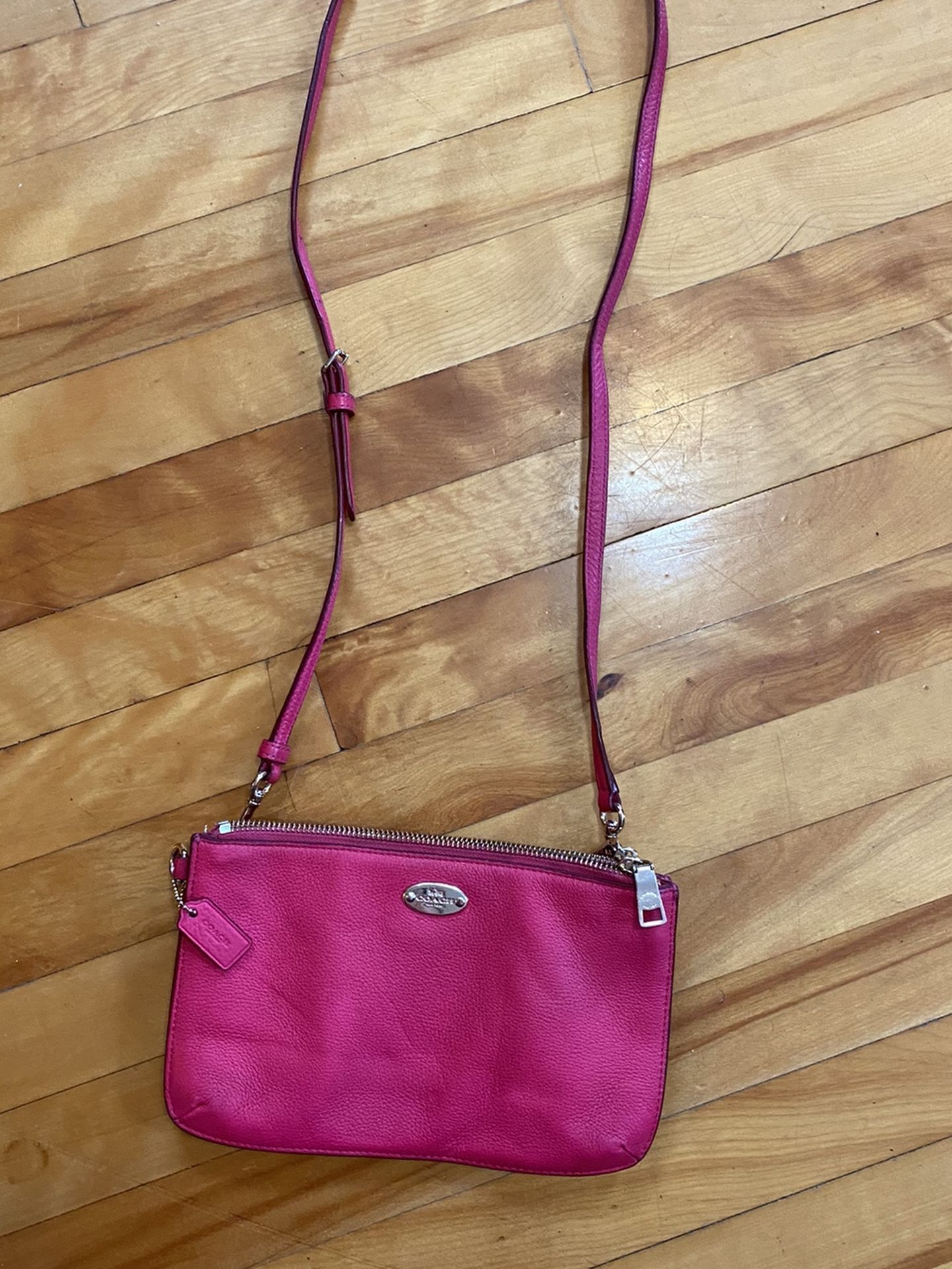 Style casual, adjustable strap, open pocket 1, card holder 2.