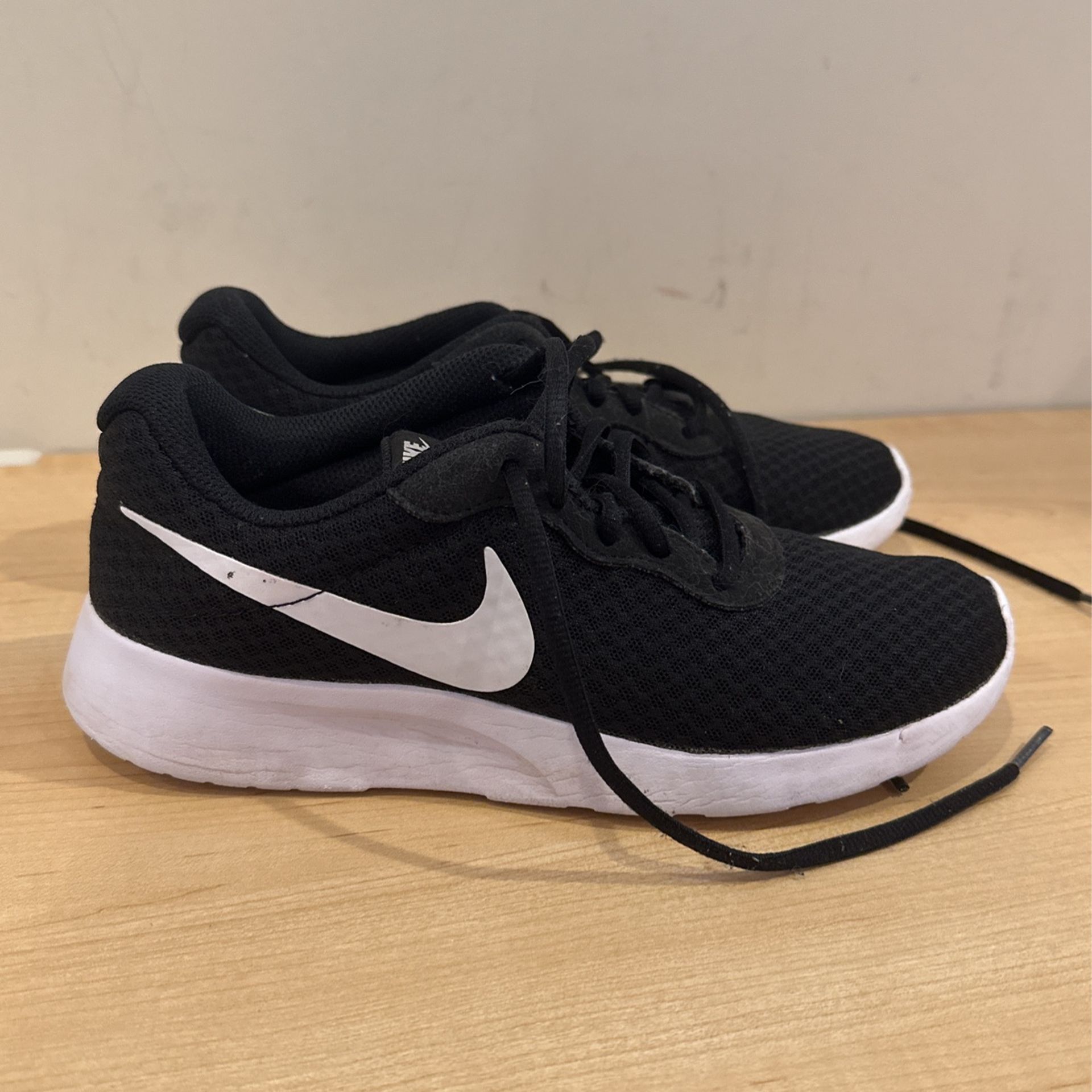Women’s size 7 Nike Tanjun running shoes