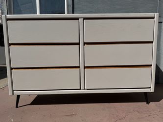 White Solid Wood Long Dresser With Six Drawers In Very Good Condition All Drawers Open Just Fine