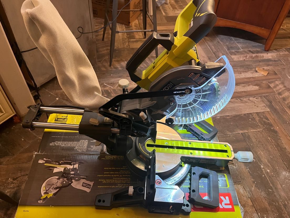 14 Amp Corded 10 in. Compound Miter Saw with LED Cutline Indicator

(1190)

