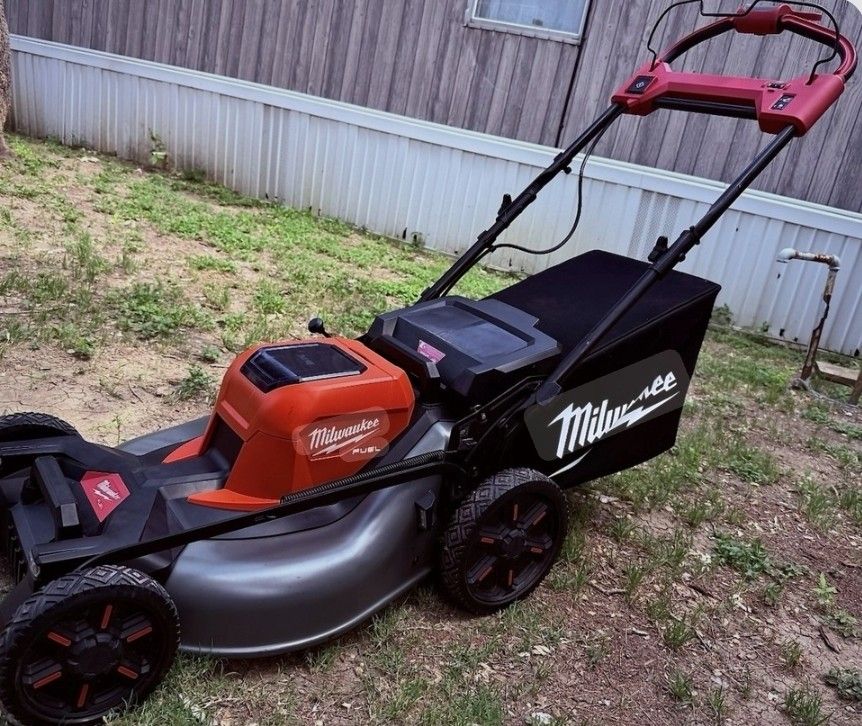 MILWAUKEE M18 FUEL SELF PROPELLED MOWER 