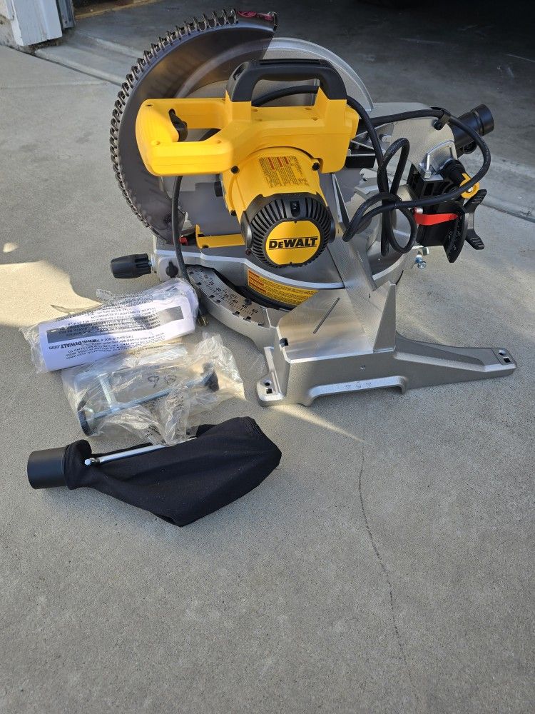 DeWalt 15 amps 12 in. Corded Compound Miter Saw