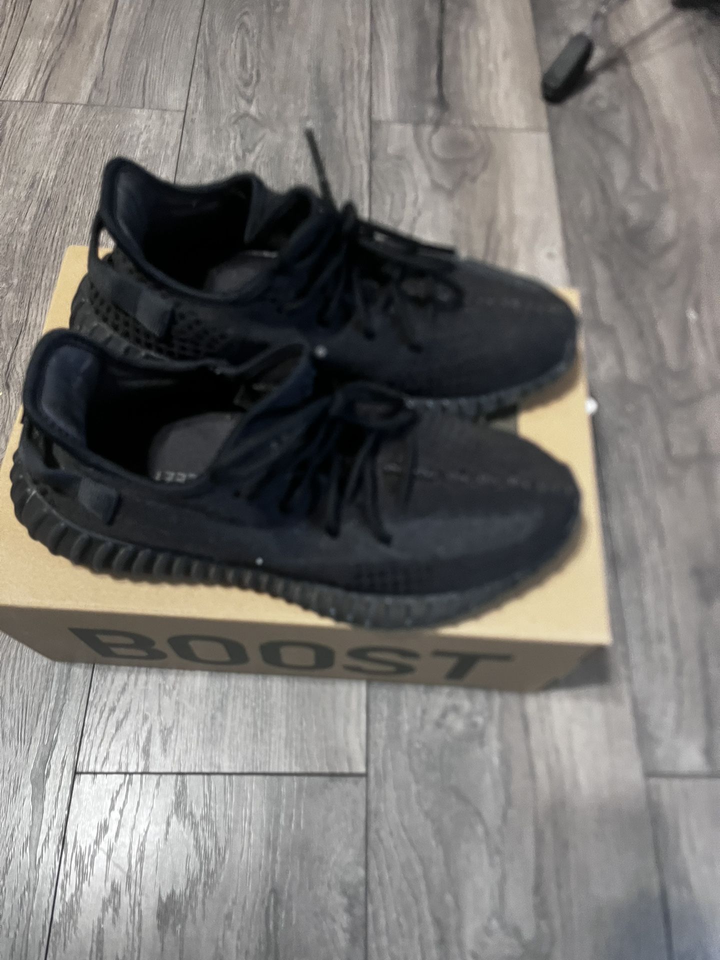 yeezy 350 v2 onyx size 9