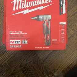 Milwaukee M12 12-Volt Lithium-Ion Cordless ProPEX Expansion Tool Kit with (2) 1.5Ah Batteries, (3) Expansion Heads and Hard Case 769