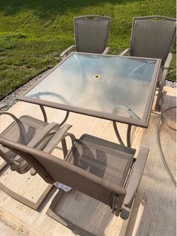 Patio set: 4 chairs and a table