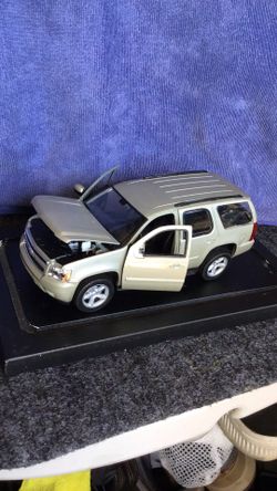 Collectible 1/24 scale Diecast model of a 2008 Chevrolet Tahoe