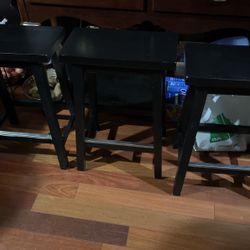 Very Cute Like New Black Dining Stools In Excellent Condition 