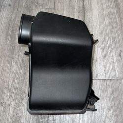 2017 - 2025 CHRYSLER PACIFICA AIR CLEANER FILTER HOUSING BOX OEM