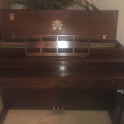 Vintage Lester Betsy Ross spinet.