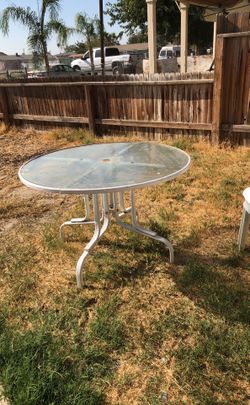 Glass table 20 buks needs a lil paint job has glass on it