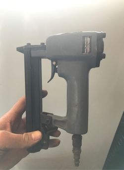 Central pneumatic crown air stapler