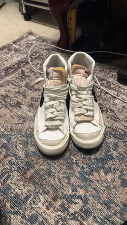 Selling my white Nike shoes size 9 for men