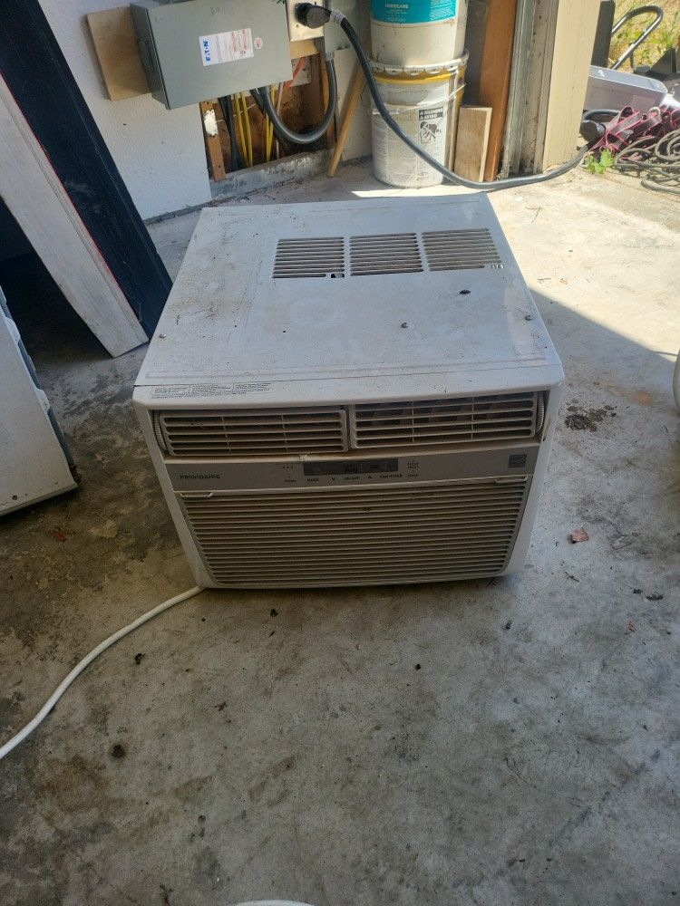 Window AC unit - 10,000 BTU
