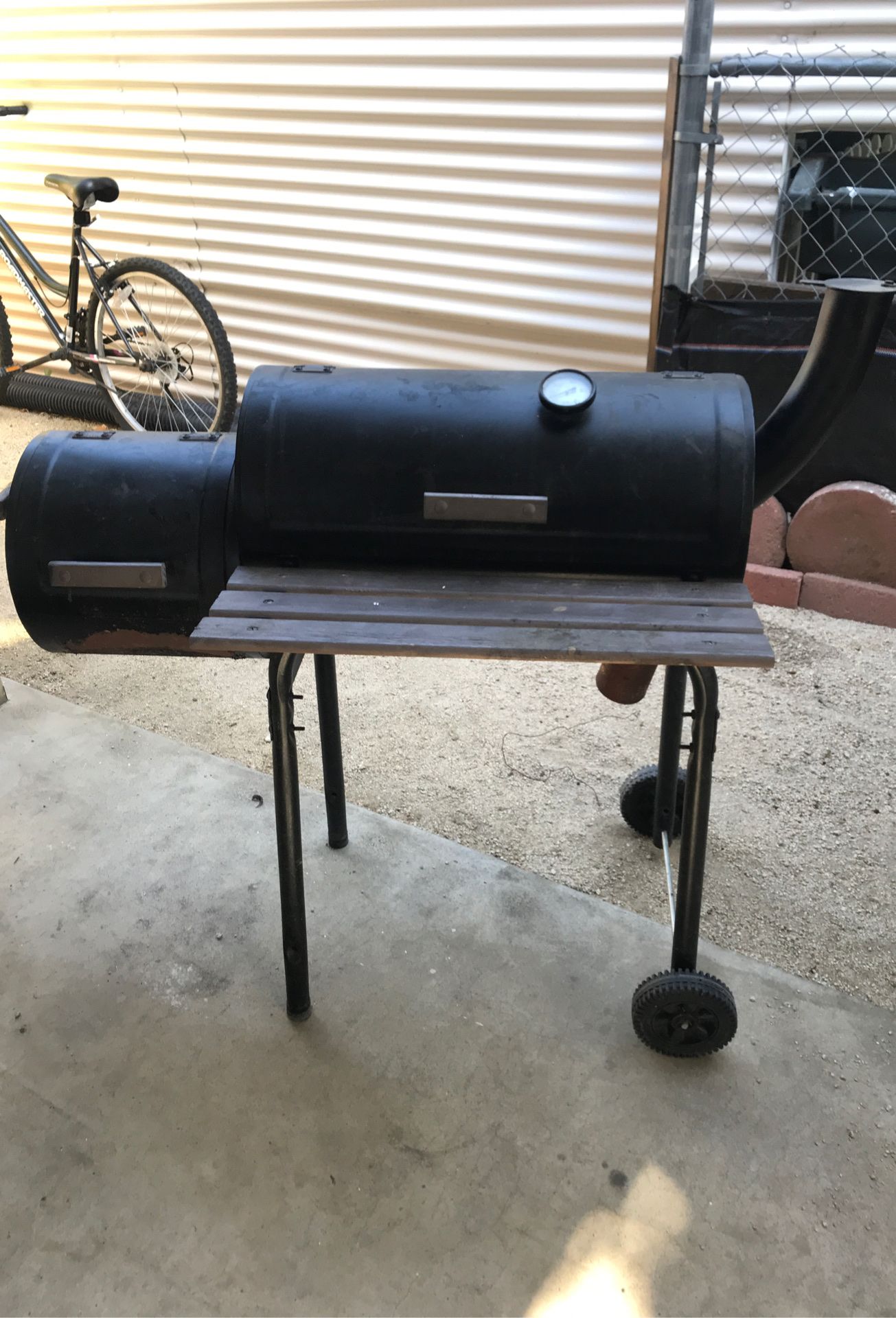 Grill and smoker /char-broil