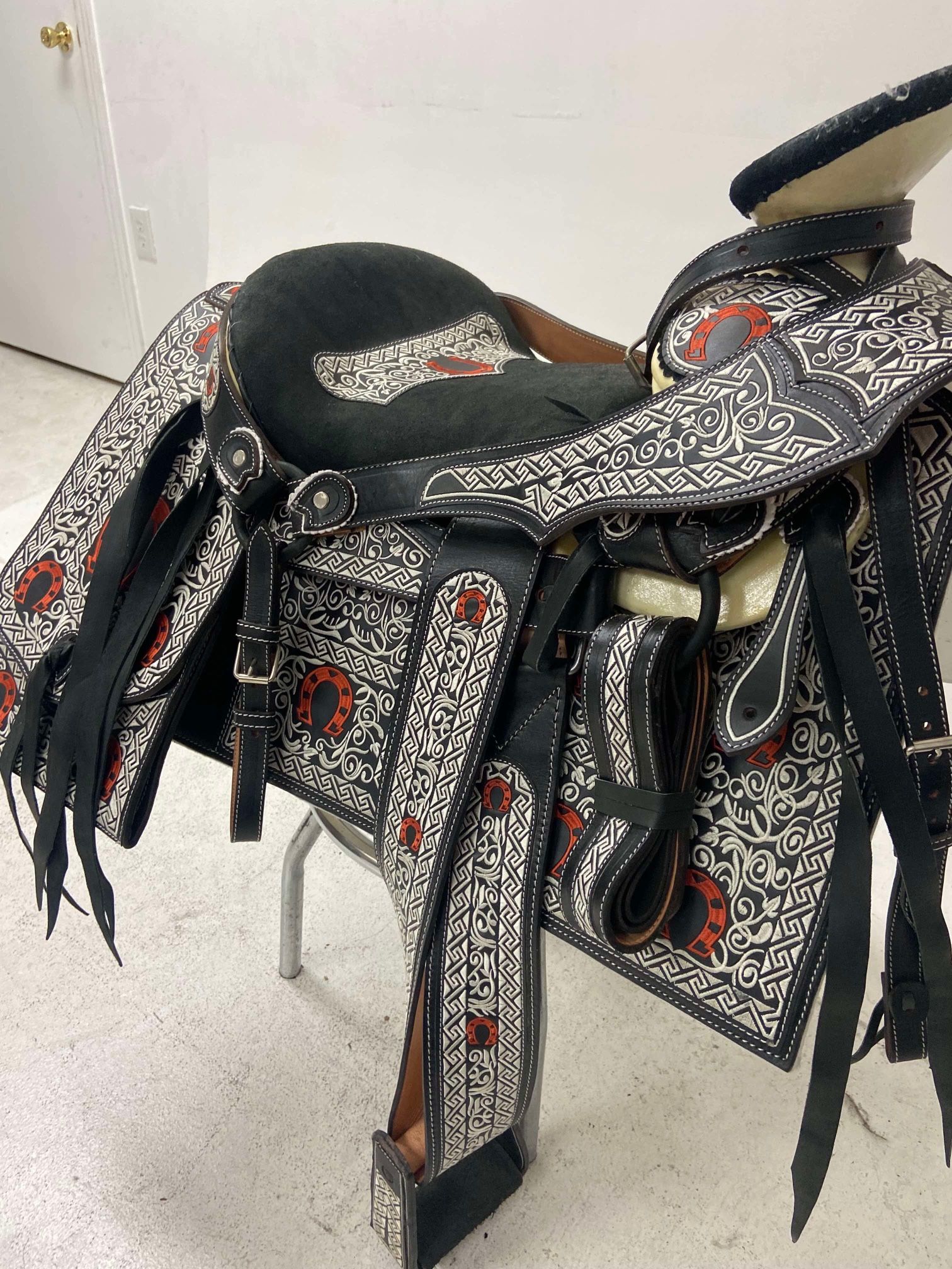 Montura charra bordada con cantinas Cuadradas