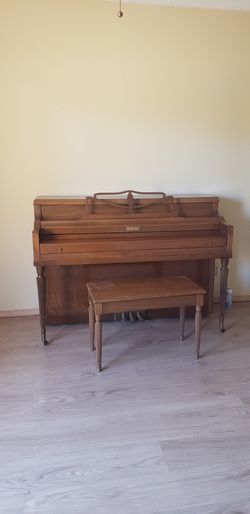 Kranich & Bach upside piano