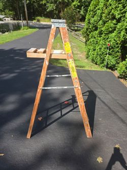Wood Ladder 5-FT with Paint Can Holder