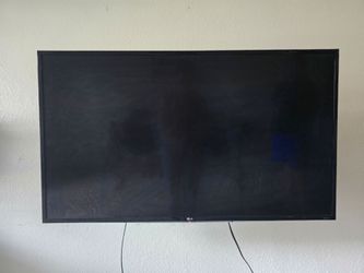 LG Smart TV w/ Wall Mount