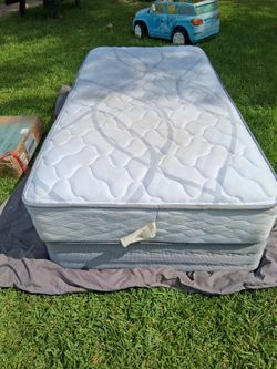 Twin Mattress & Box Spring/Colchón y Base Individual (Twin)