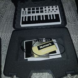 Akai Professional MPK Mini Mk3 Beat Machine White Edition USB  WIth Hard Travel Case