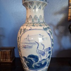 REALLY NEAT LOOKING CERAMIC  BLUE AND WHITE  VASE  VERY  DECORATIVE