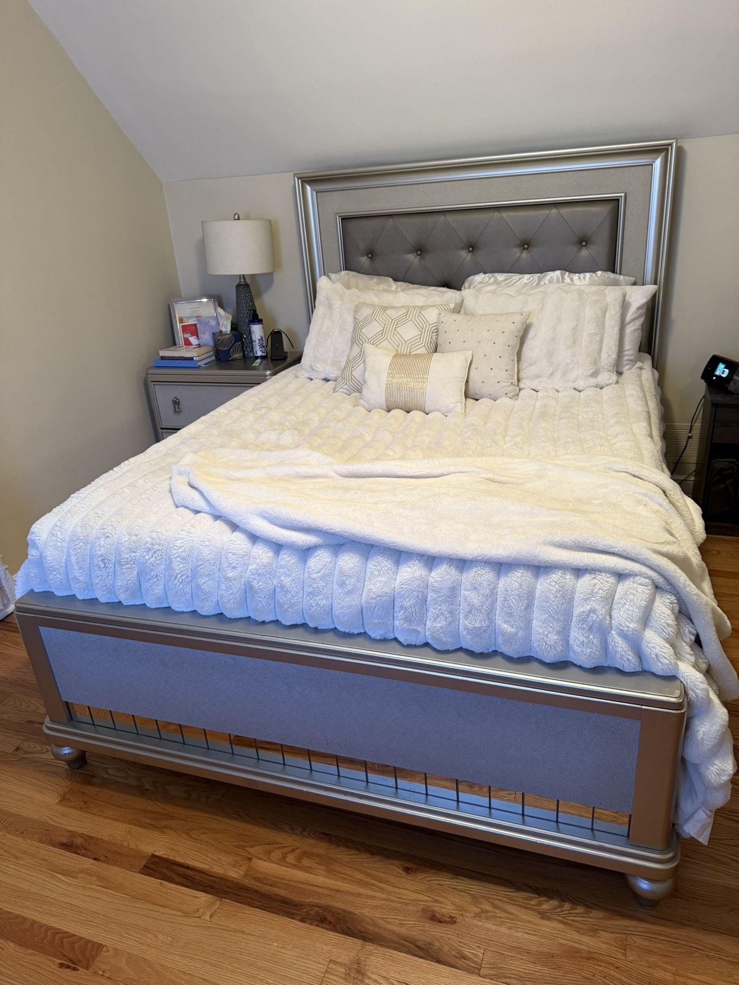 Sofía Vergara Collection Paris Silver 6 Pc Queen Bedroom Set