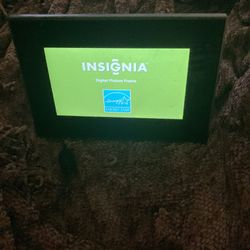 Insignia NS-DPF0712G, with a 7-inch widescreen LCD digital photo frame.