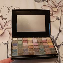 NEW Large Multi-Color Bloomingdale's Eyeshadow Palette