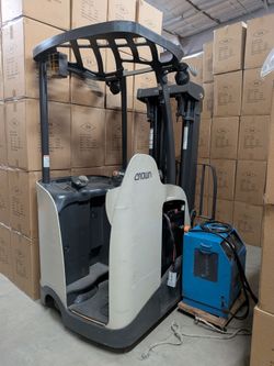Crown Stand-Up Forklift - Needs Battery