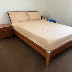 Queen bed set with memory foam mattress