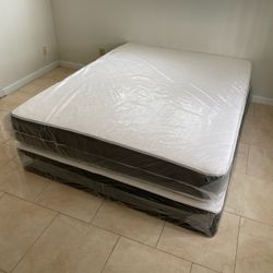 Queen mattress regular set with box spring ( 2pc brand new) 