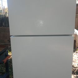 Hotpoint White Refrigerator With Ice Maker Included