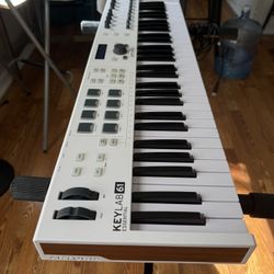 Large Professional MIDI Keyboard Excellent Condition, With Keyboard Stand Included