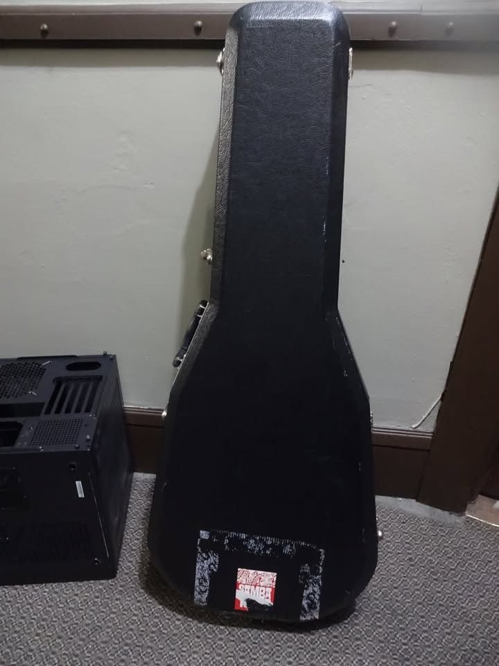 Hardshell Acoustic Guitar case Tsa approved great shape Fits Most Any Acoustig Guitar