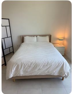Bed frame + queen mattress