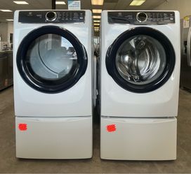Electrolux 4.5 cu. ft. Washer w/LuCare Plus Wash; 8.0 cu. ft. Electric Dryer w/Perfect Steam™ & instant Refresh