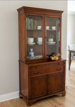 ✨ Vintage Mahogany China Hutch 😍😍 Timeless Beauty, Endless Possibilities! ✨