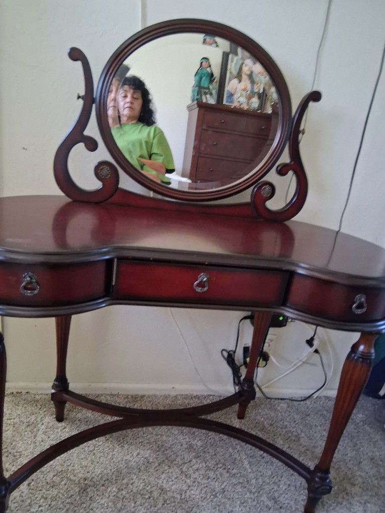 Vanity Make Up Dresser