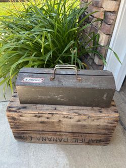 VINTAGE “POWR-KRAFT” TOOLBOX W/ TRAY (19”L X 6.5”W X6.25”H)