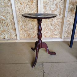 Small Round table (Free)