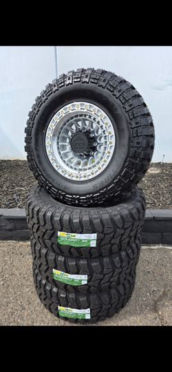 17" LOCK  w/ 35" RT tires