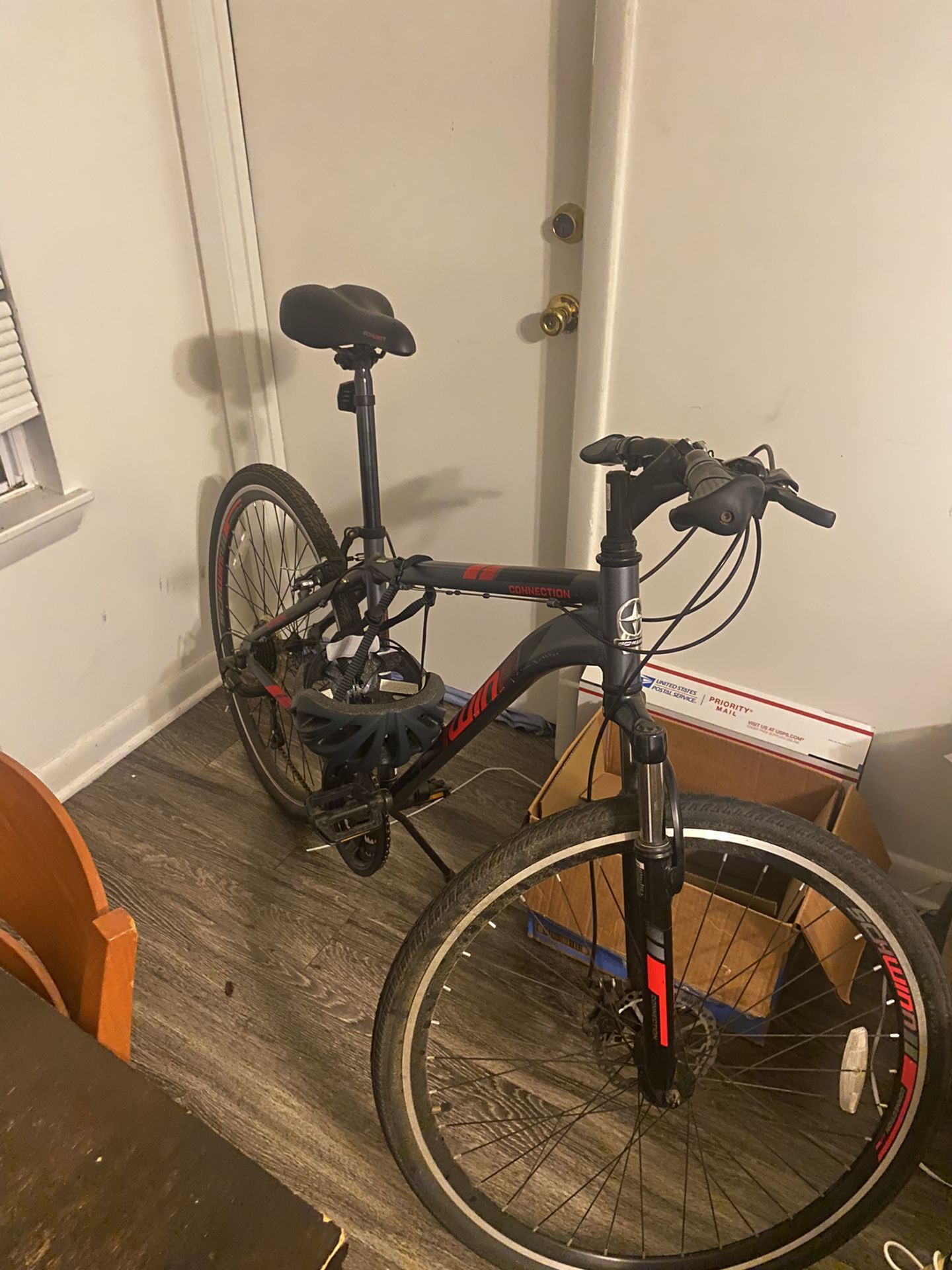 Schwinn Connection Hybrid Bike 700c + Helmet + Head Light
