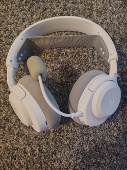 Steel series - Arctis Nova 3P wireless over the ear gaming headset