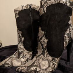 Shoedazzle 8.5 Black & White Snake Skin Stilettos With Zippers Worn Once. 8 1/2 Boots Shoes Hi-Heel