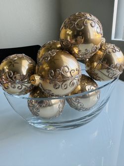 Gold Ornaments / Esferas Doradas 