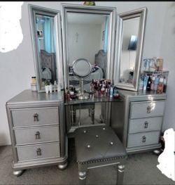 Full Size Bedroom Set With Vanity