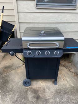 Gas grill with tank
