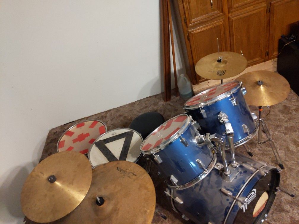 Complete drum set mint condition 200$ obo