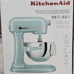 New KitchenAid 5.5 Qut. Stand Mixer